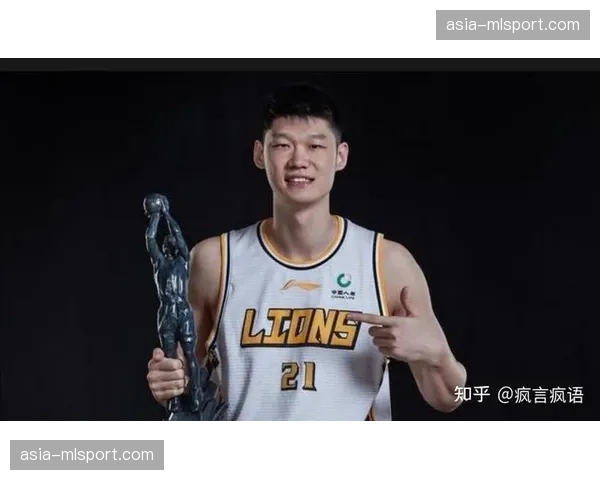 胡金秋眼含热泪举起总决赛MVP奖杯，全场沸腾